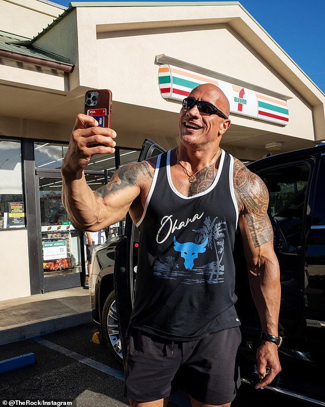 الأحدث: انتقل دواين جونسون ، 50 عامًا ، يوم الاثنين إلى Instagram لتوثيق زيارة لمتجر 7-Eleven في هاواي حيث اعتاد السرقة من المتاجر عندما كان مراهقًا - هذه المرة يشتري مخزون متجر Snickers أثناء التقاط علامات التبويب للدهشة والعملاء starstruck