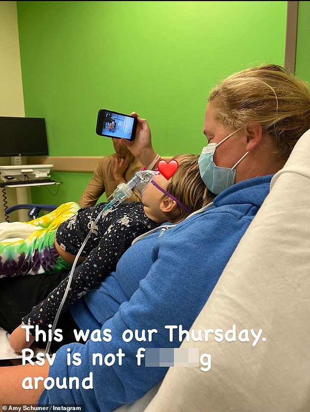 أسبوع قاس: كشفت إيمي شومر أنها اضطرت إلى تفويت بروفة مهمة في Saturday Night Live بعد نقل ابنها إلى غرفة الطوارئ لفيروس الجهاز التنفسي المخلوي (RSV).
