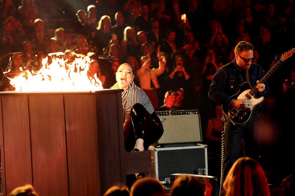 يؤدي Elle King و Dan Auerbach من Black Keys عرضًا على خشبة المسرح في حفل توزيع جوائز CMA السنوي السادس والخمسين (الصورة: Terry Wyatt / WireImage)