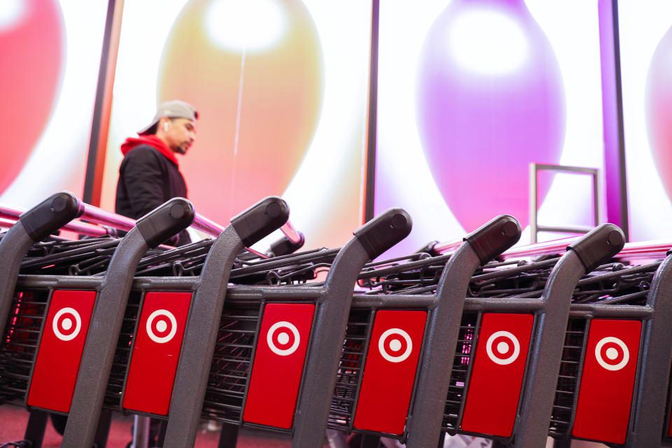 يظهر شعار Target على عربات التسوق في متجر Target في مانهاتن ، مدينة نيويورك ، الولايات المتحدة ، 22 نوفمبر 2021. رويترز / أندرو كيلي
