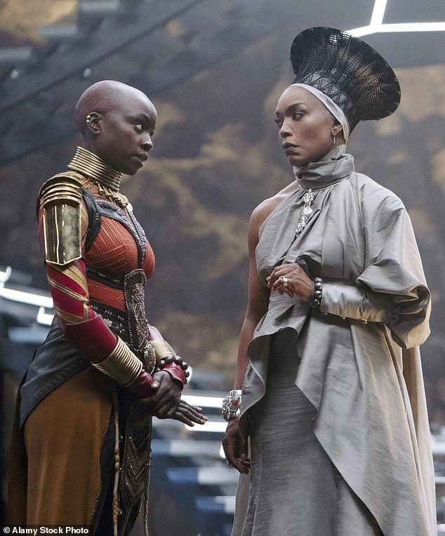 الانضمام إلى الكون: مجموعة من النجوم من المقرر أن تنضم إلى Marvel Cinematic Universe في تكملة Black Panther التي طال انتظارها (من اليسار إلى اليمين: Danai Gurira ، Angela Bassett)