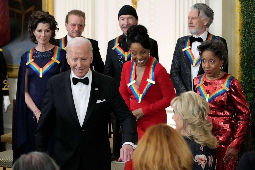 الصورة: الرئيس جو بايدن يمد ذراعه للسيدة الأولى جيل بايدن أثناء مغادرتهم مركز كينيدي لتكريم حفل الاستقبال في البيت الأبيض ، 4 ديسمبر 2022 ، في واشنطن.