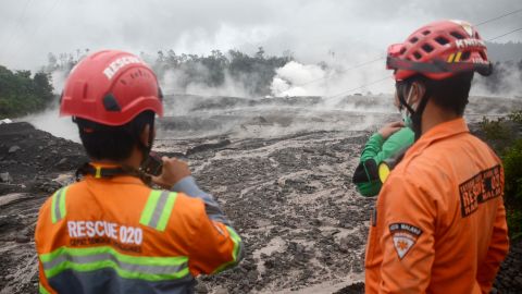 يراقب عمال الإنقاذ تدفق المواد البركانية من ثوران بركان جبل سيميرو ، في لوماجانج ، جاوة الشرقية ، إندونيسيا ، في 4 ديسمبر 2022. 