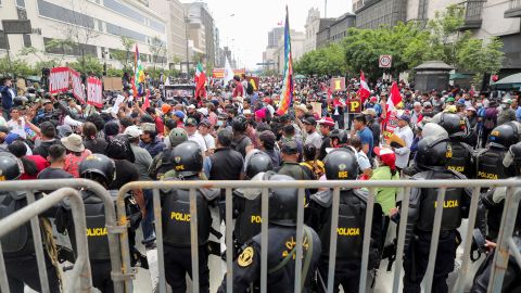 ضباط الشرطة يقفون في حراسة بينما يتجمع الناس خارج الكونجرس في بيرو بعد أن قال الرئيس بيدرو كاستيلو إنه سيحل المجلس في 7 ديسمبر.