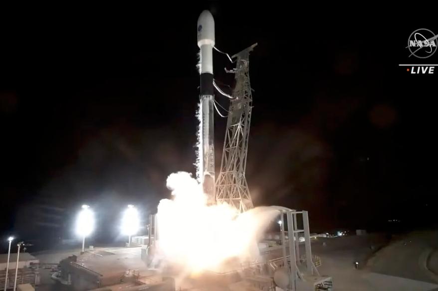 ينطلق صاروخ سبيس إكس الذي يحمل القمر الصناعي للمياه السطحية وتضاريس المحيطات من قاعدة فاندنبرغ للقوة الفضائية في كاليفورنيا ، الجمعة 16 ديسمبر 2022.