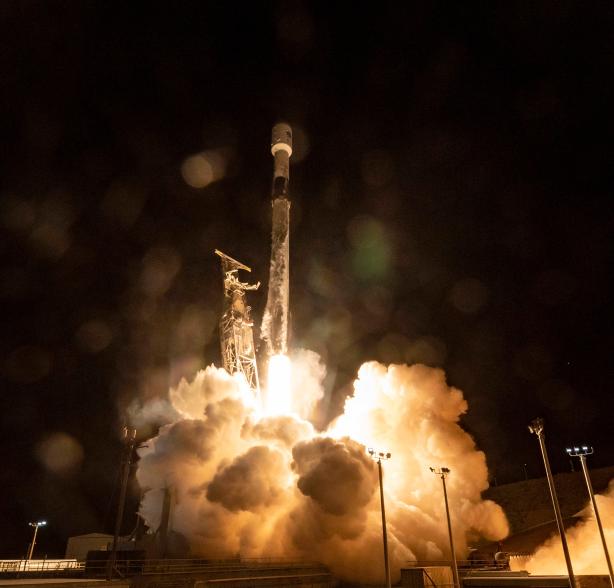 ينطلق صاروخ SpaceX Falcon 9 الذي يحمل المركبة الفضائية الخاصة بالمياه السطحية والمحيطات على متنه من مجمع الإطلاق الفضائي 4E في قاعدة فاندنبرغ للقوة الفضائية ، في 16 ديسمبر 2022.