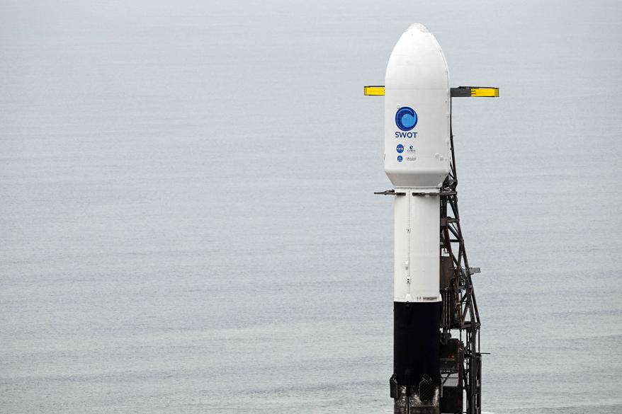 يقف صاروخ SpaceX Falcon 9 على منصة إطلاق مع القمر الصناعي للمياه السطحية والمحيطات (SWOT) من وكالة ناسا ووكالة الفضاء الفرنسية CNES في قاعدة فاندنبرغ للقوة الفضائية في لومبوك ، كاليفورنيا في 15 ديسمبر 2022.